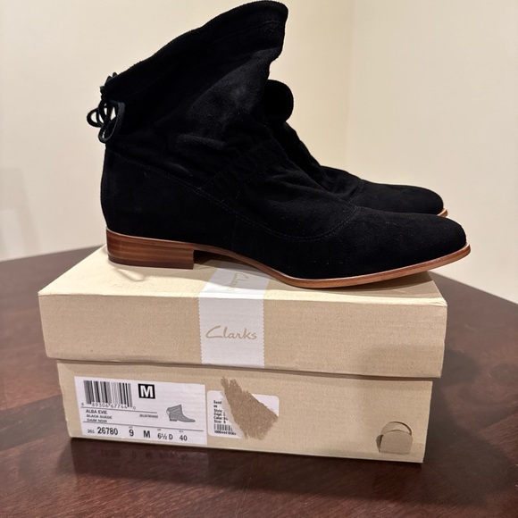 Clarks Black Suede Ankle Booties size 9 - Picture 4 of 9